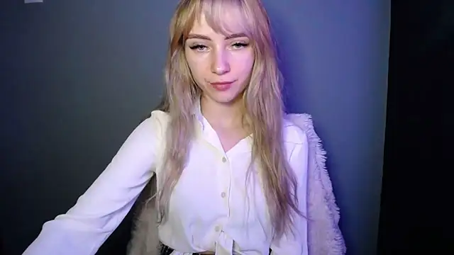 LuciaYoung online show from December 20, 2025, 7:39 pm