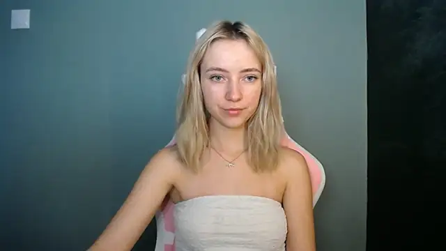 Snapshot of LuciaYoung chatting on July 7, 2026, 6:38 am LuciaYoung online show from July 7, 2026, 6:38 am