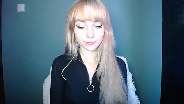 Snapshot of LuciaYoung chatting on October 1, 2025, 6:12 pm LuciaYoung online show from October 1, 2025, 6:12 pm