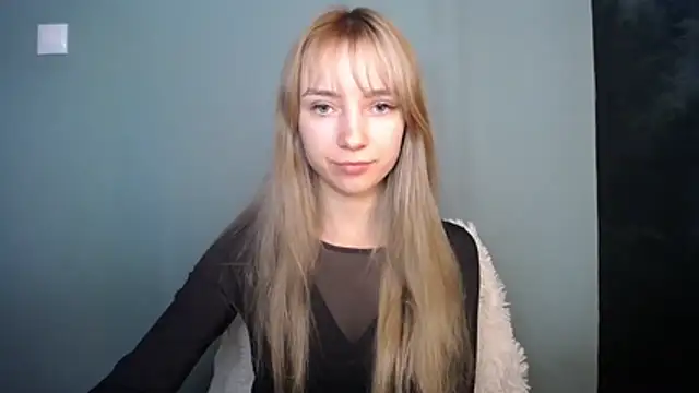 Snapshot of LuciaYoung chatting on January 19, 2026, 8:40 am LuciaYoung online show from January 19, 2026, 8:40 am