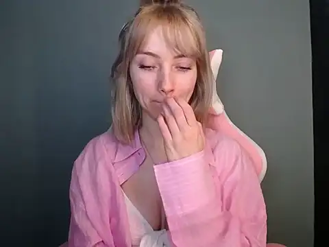 LuciaYoung online show from April 1, 2026, 6:59 am