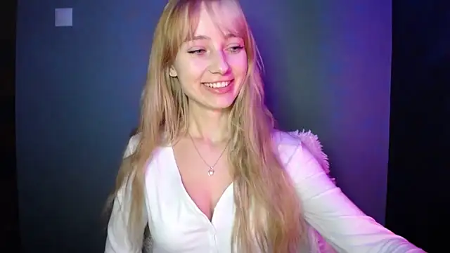 Snapshot of LuciaYoung chatting on October 8, 2025, 6:19 pm LuciaYoung online show from October 8, 2025, 6:19 pm