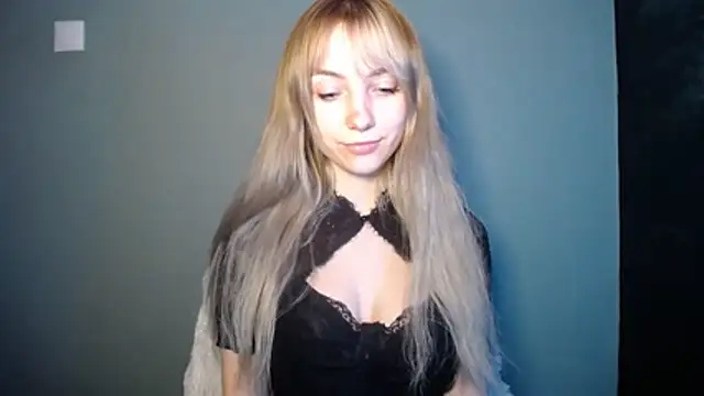 Snapshot of LuciaYoung chatting on January 18, 2026, 8:34 pm LuciaYoung online show from January 18, 2026, 8:34 pm