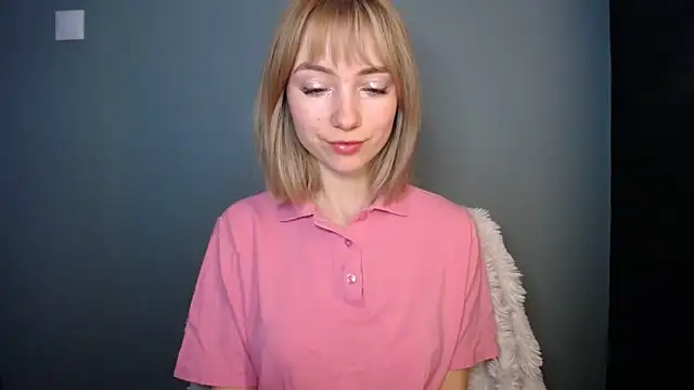 Snapshot of LuciaYoung chatting on February 13, 2026, 1:22 pm LuciaYoung online show from February 13, 2026, 1:22 pm