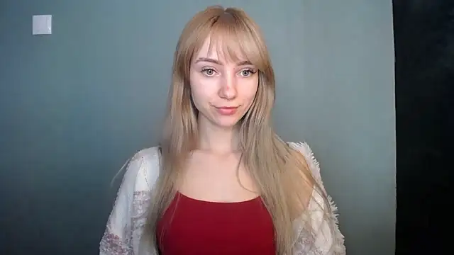 Snapshot of LuciaYoung chatting on January 18, 2026, 8:29 am LuciaYoung online show from January 18, 2026, 8:29 am