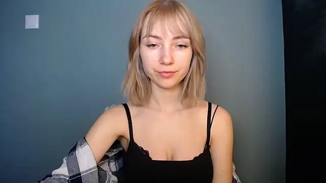 Snapshot of LuciaYoung chatting on February 15, 2026, 1:21 pm LuciaYoung online show from February 15, 2026, 1:21 pm