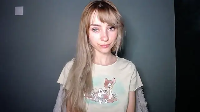 Snapshot of LuciaYoung chatting on January 17, 2026, 8:23 pm LuciaYoung online show from January 17, 2026, 8:23 pm