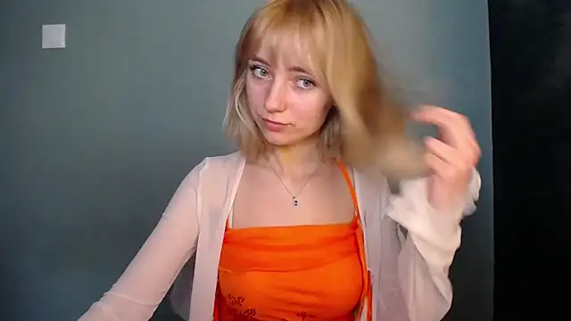 LuciaYoung online show from March 5, 2026, 1:19 pm