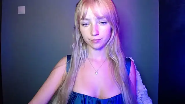 Snapshot of LuciaYoung chatting on September 17, 2025, 6:21 pm LuciaYoung online show from September 17, 2025, 6:21 pm