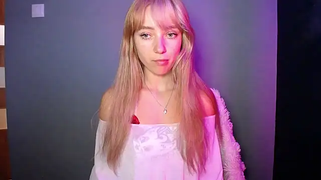 Snapshot of LuciaYoung chatting on September 23, 2025, 12:12 pm LuciaYoung online show from September 23, 2025, 12:12 pm