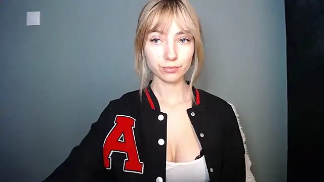 Snapshot of LuciaYoung chatting on February 12, 2026, 7:41 am LuciaYoung online show from February 12, 2026, 7:41 am