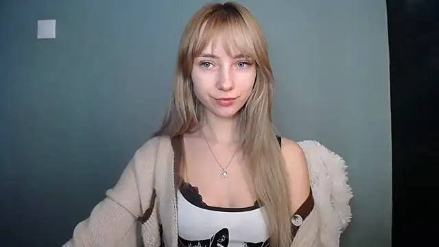 Snapshot of LuciaYoung chatting on January 17, 2026, 7:56 am LuciaYoung online show from January 17, 2026, 7:56 am