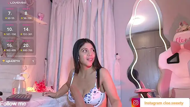 Cloesweety online show from November 12, 2025, 9:24 am