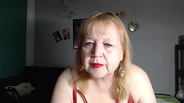 Snapshot of Blasflittchen chatting on May 17, 2026, 10:48 am Blasflittchen online show from May 17, 2026, 10:48 am