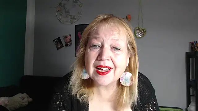 Snapshot of Blasflittchen chatting on May 18, 2026, 10:20 am Blasflittchen online show from May 18, 2026, 10:20 am