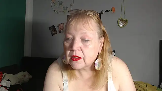 Snapshot of Blasflittchen chatting on April 25, 2026, 11:35 am Blasflittchen online show from April 25, 2026, 11:35 am