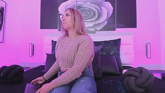 isabella simons online show from November 21, 2025, 2:32 am