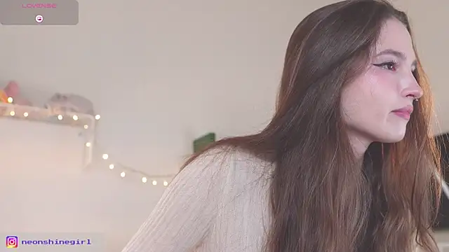 Snapshot of NeonShine chatting on September 19, 2025, 5:44 am NeonShine online show from September 19, 2025, 5:44 am