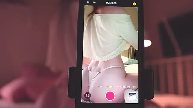 Snapshot of NeonShine chatting on October 2, 2025, 5:55 am NeonShine online show from October 2, 2025, 5:55 am