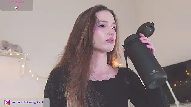 Snapshot of NeonShine chatting on September 21, 2025, 5:34 am NeonShine online show from September 21, 2025, 5:34 am