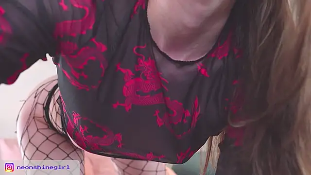 Snapshot of NeonShine chatting on October 5, 2025, 5:42 am NeonShine online show from October 5, 2025, 5:42 am