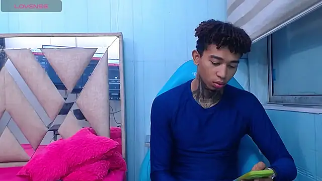 Snapshot of sexy_blacks_ chatting on September 19, 2025, 11:25 am sexy blacks  online show from September 19, 2025, 11:25 am