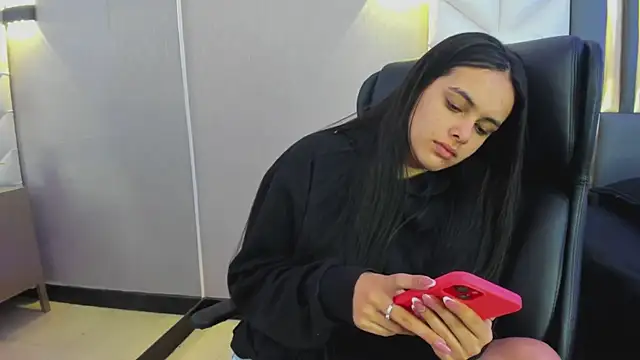 ChloeHarper  online show from April 4, 2026, 12:01 pm