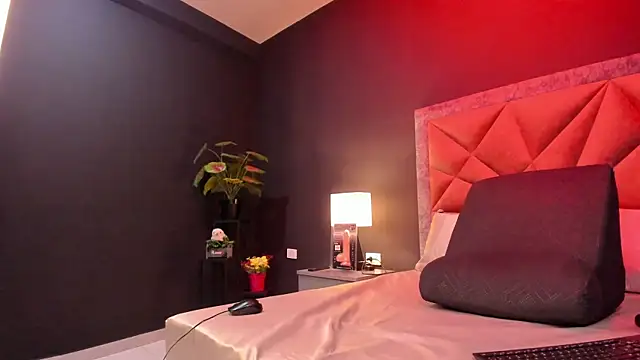 Snapshot of mia_milff chatting on October 17, 2025, 6:43 pm mia milff online show from October 17, 2025, 6:43 pm