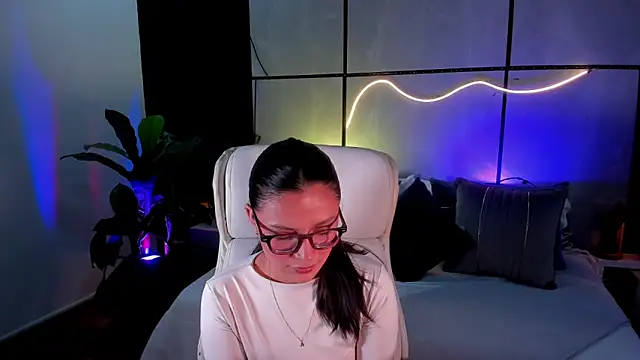 Gia Mazzon online show from November 25, 2025, 5:35 pm