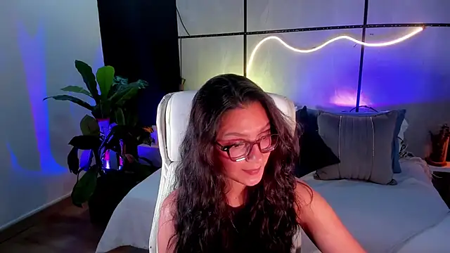 Gia Mazzon online show from November 18, 2025, 4:10 pm