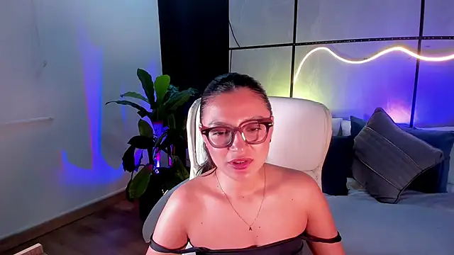 Gia Mazzon online show from November 13, 2025, 5:50 pm