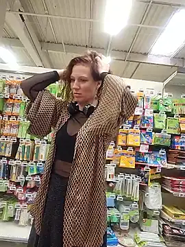 Snapshot of Exhibitionsplit chatting on October 30, 2025, 2:25 pm Exhibitionsplit online show from October 30, 2025, 2:25 pm