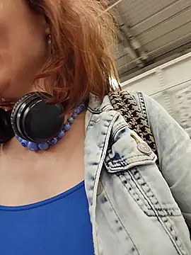 Snapshot of Exhibitionsplit chatting on September 23, 2025, 12:23 pm Exhibitionsplit online show from September 23, 2025, 12:23 pm