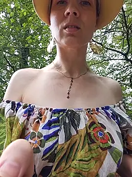 Snapshot of Exhibitionsplit chatting on October 4, 2025, 11:12 am Exhibitionsplit online show from October 4, 2025, 11:12 am