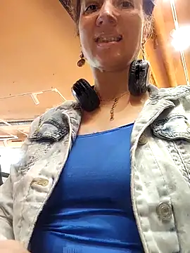 Snapshot of Exhibitionsplit chatting on October 23, 2025, 11:31 am Exhibitionsplit online show from October 23, 2025, 11:31 am