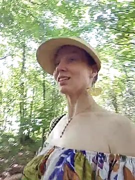 Snapshot of Exhibitionsplit chatting on September 18, 2025, 1:14 pm Exhibitionsplit online show from September 18, 2025, 1:14 pm