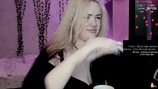 strawberry elfcat online show from June 11, 2026, 2:11 am