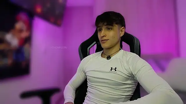 Snapshot of thomklein chatting on October 15, 2025, 7:55 pm thomklein online show from October 15, 2025, 7:55 pm