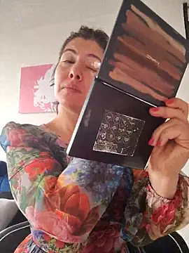 scarlett moore online show from October 3, 2025, 1:12 pm