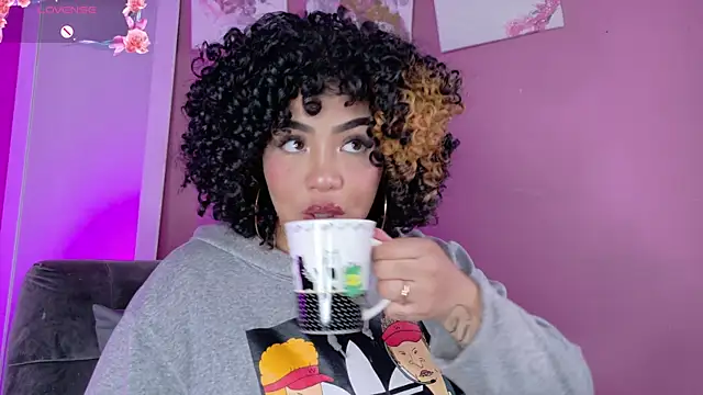 foxxy-lov3 online show from May 25, 2026, 1:43 pm