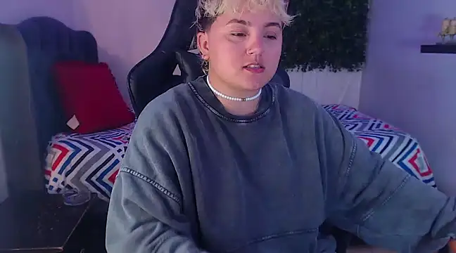 Snapshot of isabeautyx19 chatting on February 19, 2025, 2:33 am isabeautyx19 online show from February 19, 2025, 2:33 am