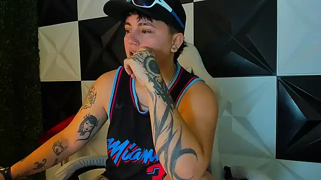 isabeautyx19 online show from November 8, 2025, 10:35 pm