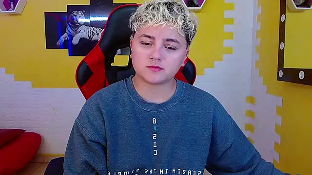 Snapshot of isabeautyx19 chatting on March 18, 2025, 7:33 pm isabeautyx19 online show from March 18, 2025, 7:33 pm