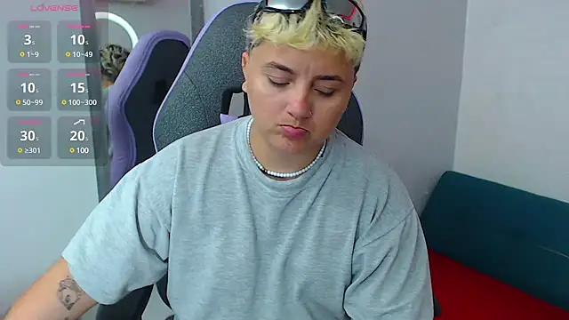 Snapshot of isabeautyx19 chatting on February 25, 2025, 2:03 am isabeautyx19 online show from February 25, 2025, 2:03 am