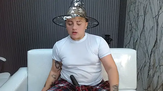 Snapshot of isabeautyx19 chatting on October 10, 2025, 12:44 am isabeautyx19 online show from October 10, 2025, 12:44 am