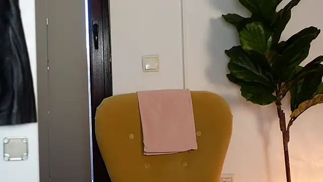 NinaCrystal1 online show from April 6, 2026, 5:08 am