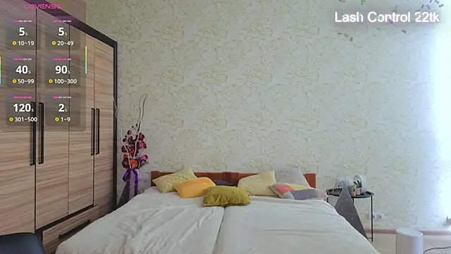 JulisSweet online show from April 12, 2026, 6:38 am