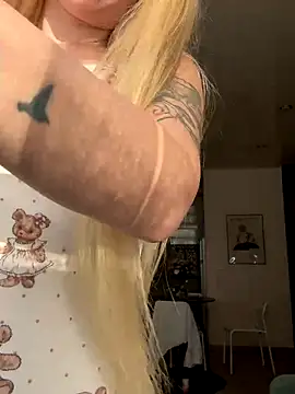 Snapshot of Vladamais chatting on October 1, 2025, 1:48 pm Vladamais online show from October 1, 2025, 1:48 pm