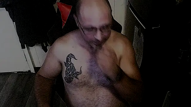 Snapshot of KrazyLegz chatting on October 15, 2025, 11:35 pm KrazyLegz online show from October 15, 2025, 11:35 pm