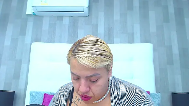 LeahMillerr online show from February 5, 2026, 12:45 pm